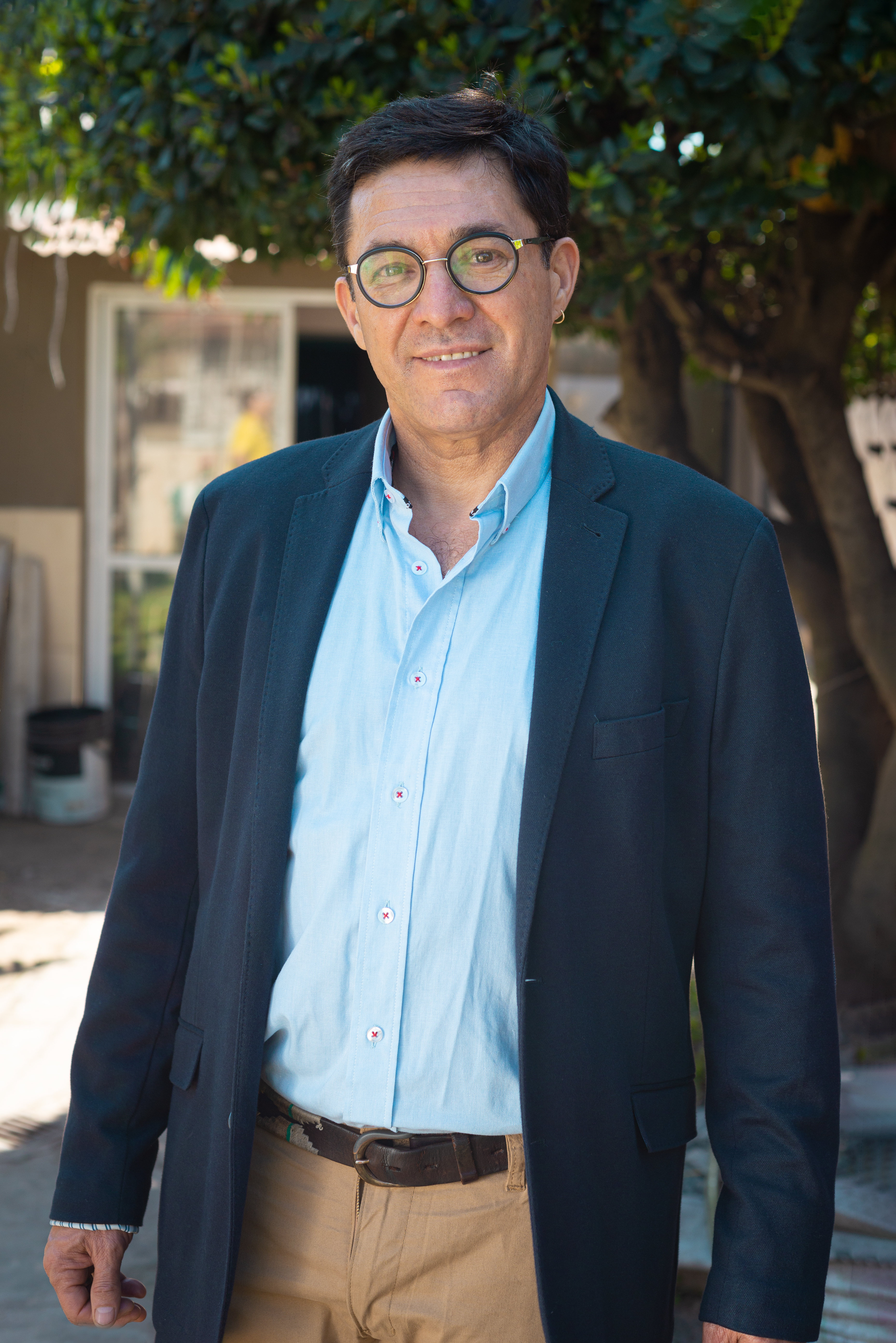 Profesional ayudando con trámites